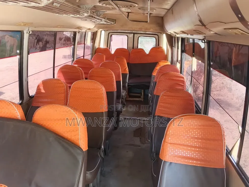 Mitsubishi Fuso Rosa 2000 White