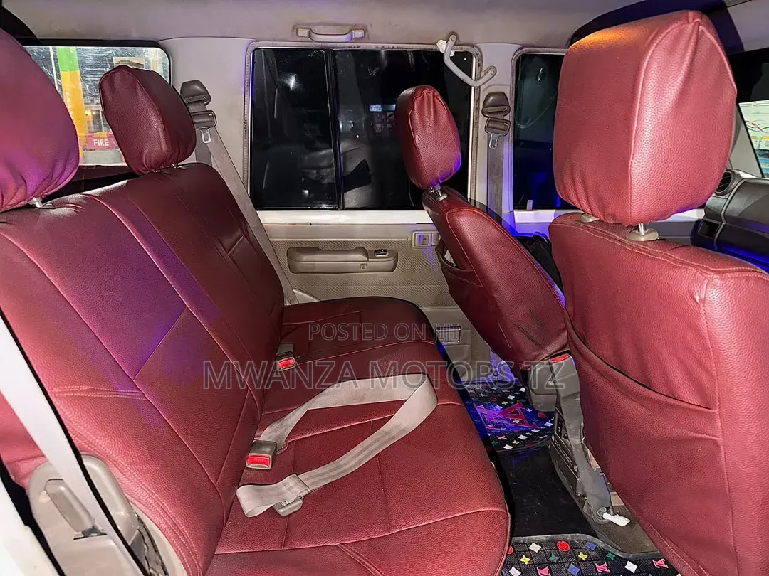 Mitsubishi Fuso Rosa 2000 White