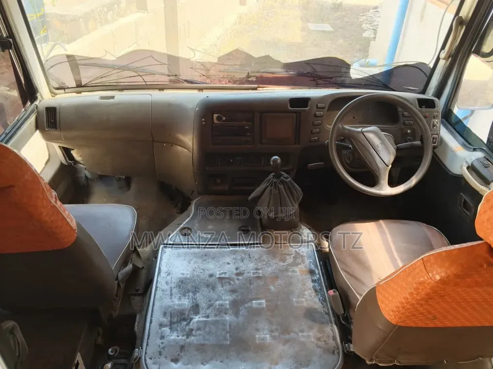 Mitsubishi Fuso Rosa 2000 White