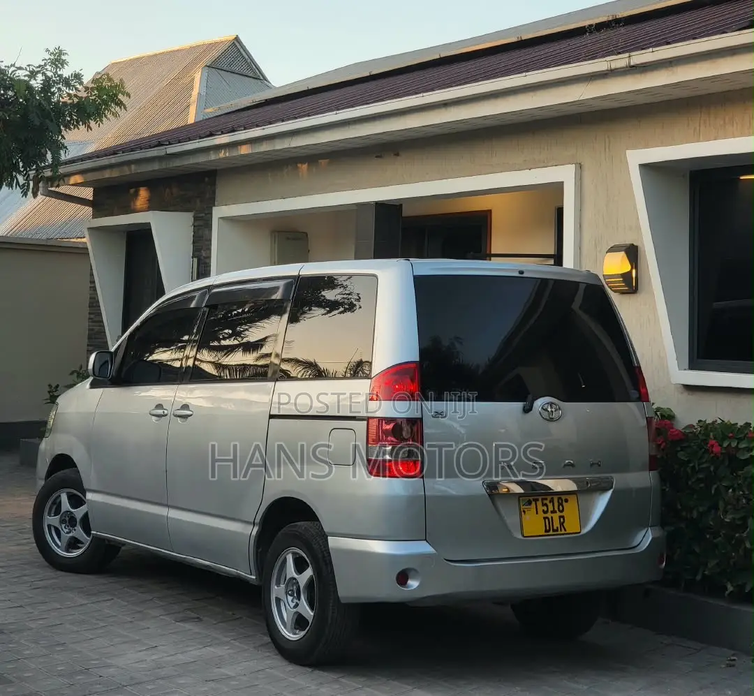Toyota Noah 2004 Silver