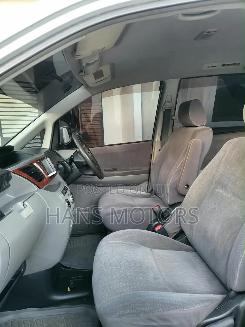 Toyota Noah 2004 Silver