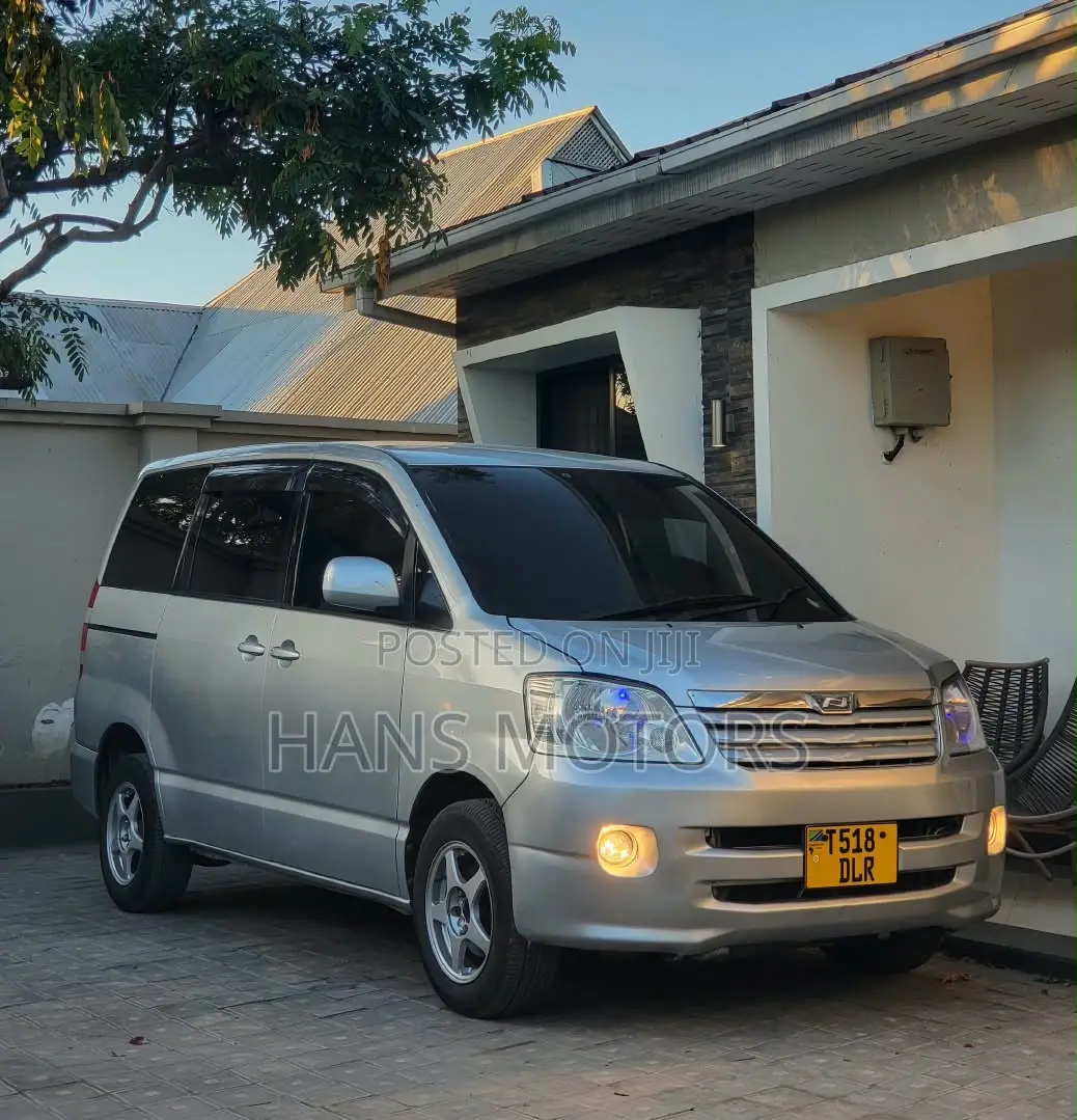 Toyota Noah 2004 Silver