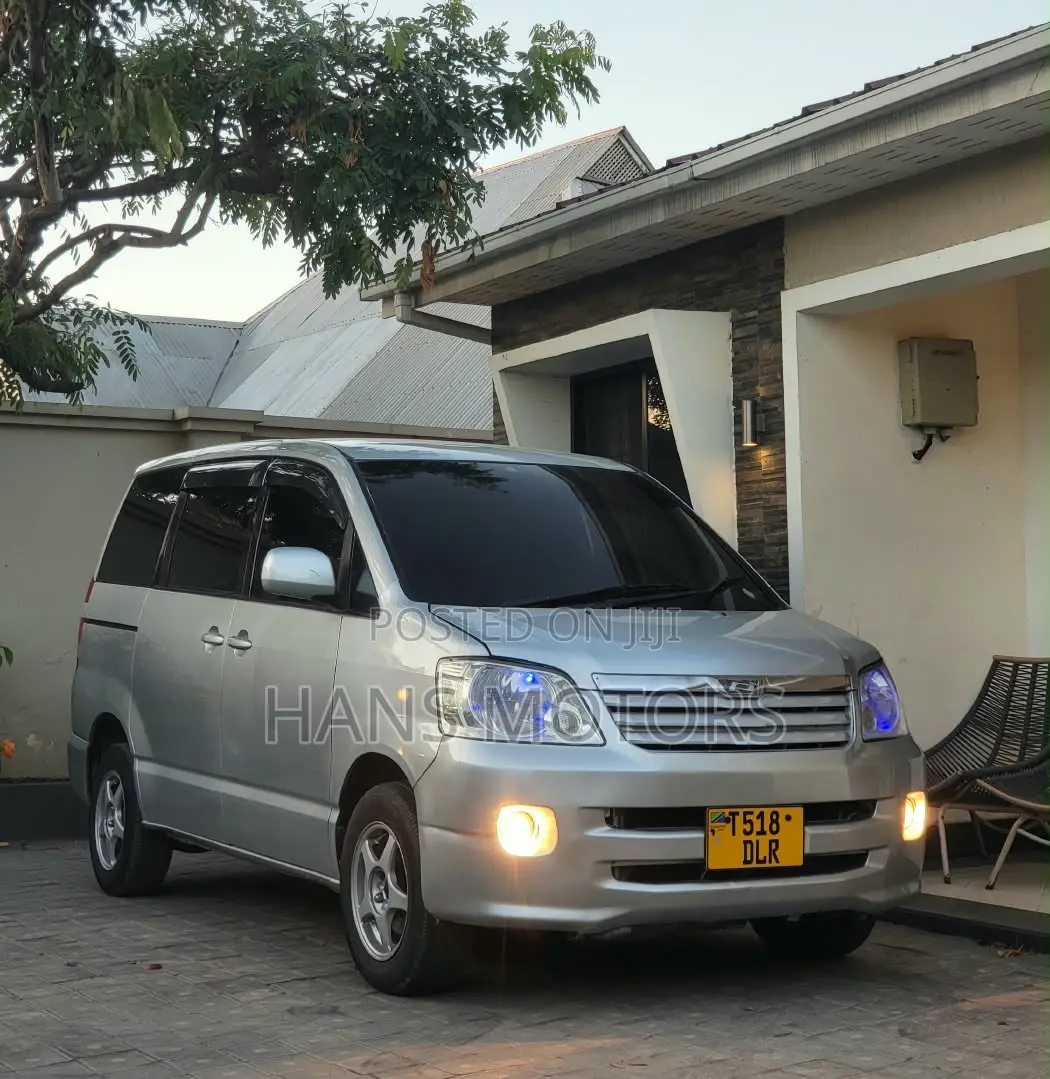 Toyota Noah 2004 Silver