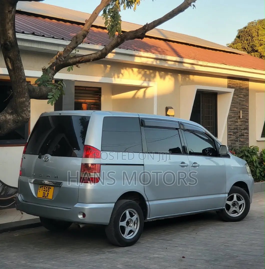 Toyota Noah 2004 Silver