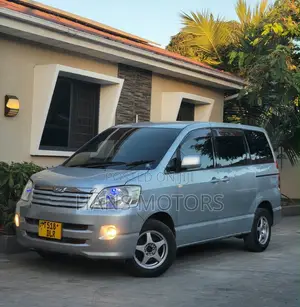 Toyota Noah 2004 Silver