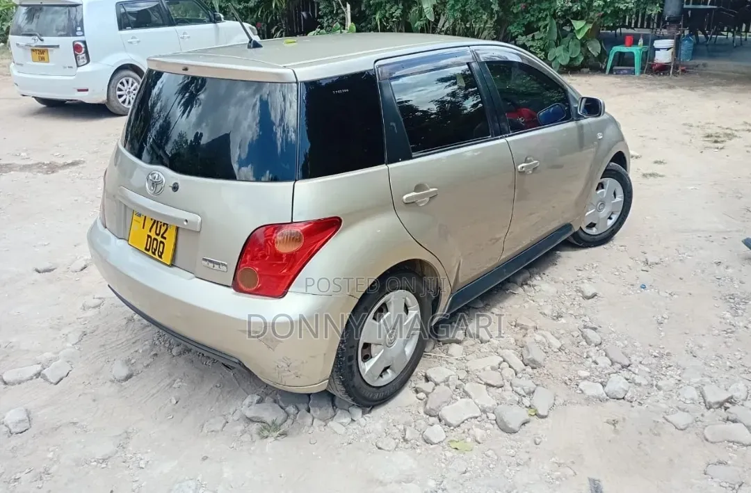 Toyota IST 2004 Gold
