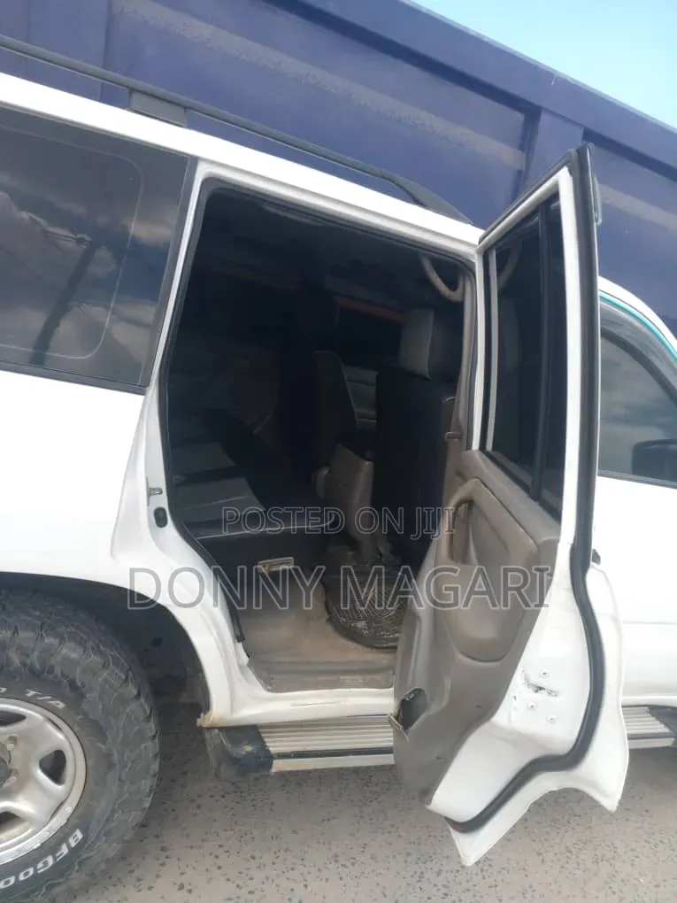 Toyota Land Cruiser 2010 White