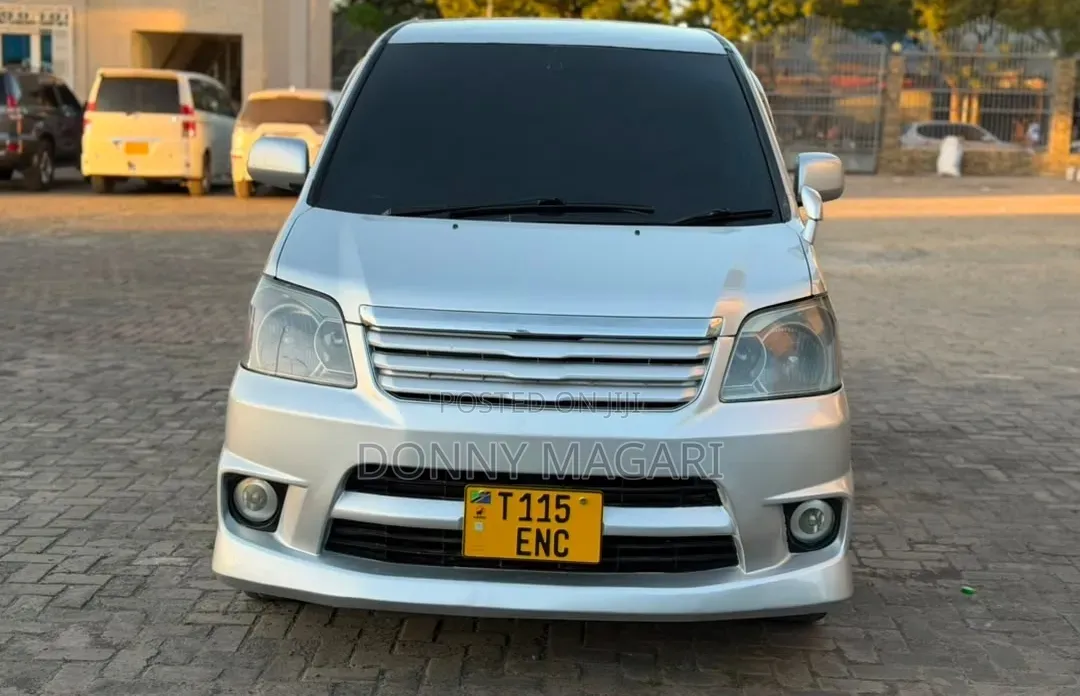 Toyota Noah 2003 Silver