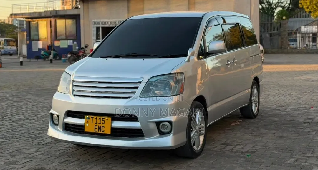 Toyota Noah 2003 Silver