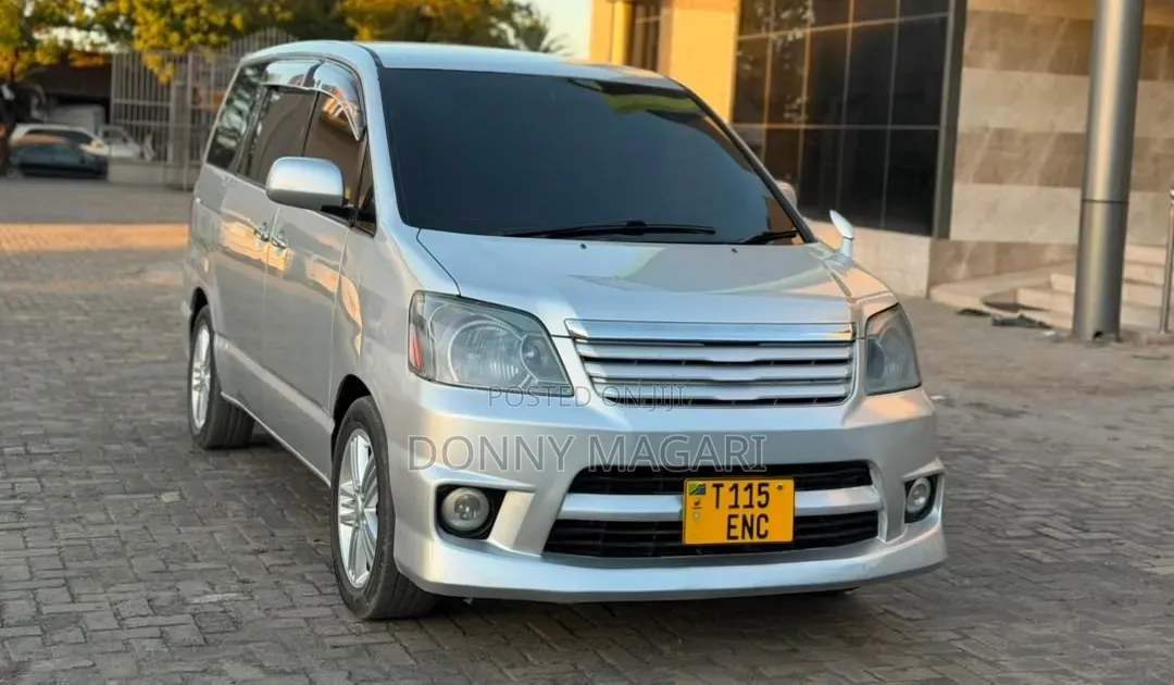 Toyota Noah 2003 Silver