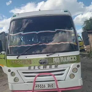 Tata Starbus Ultra Skool 2015 Green