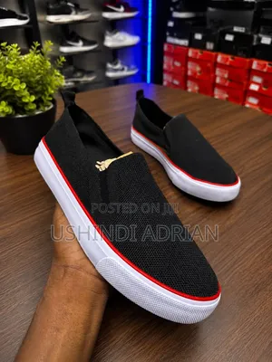 Simple Shoes
Size: 40/41/42/43/44/45
Bei:50,000/-Karibuni.