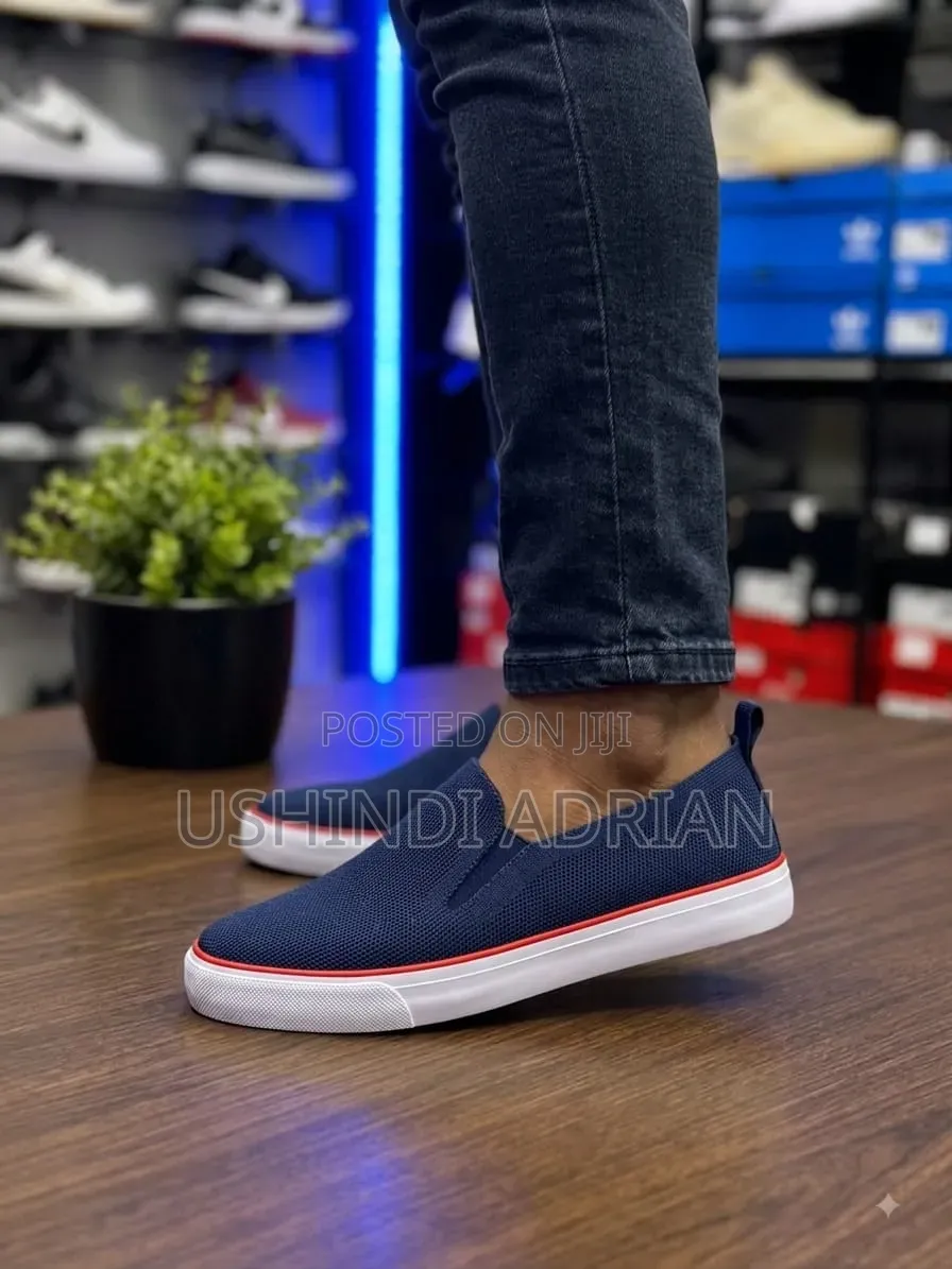 Simple Shoes
Size: 40/41/42/43/44/45
Bei:50,000/-Karibuni.