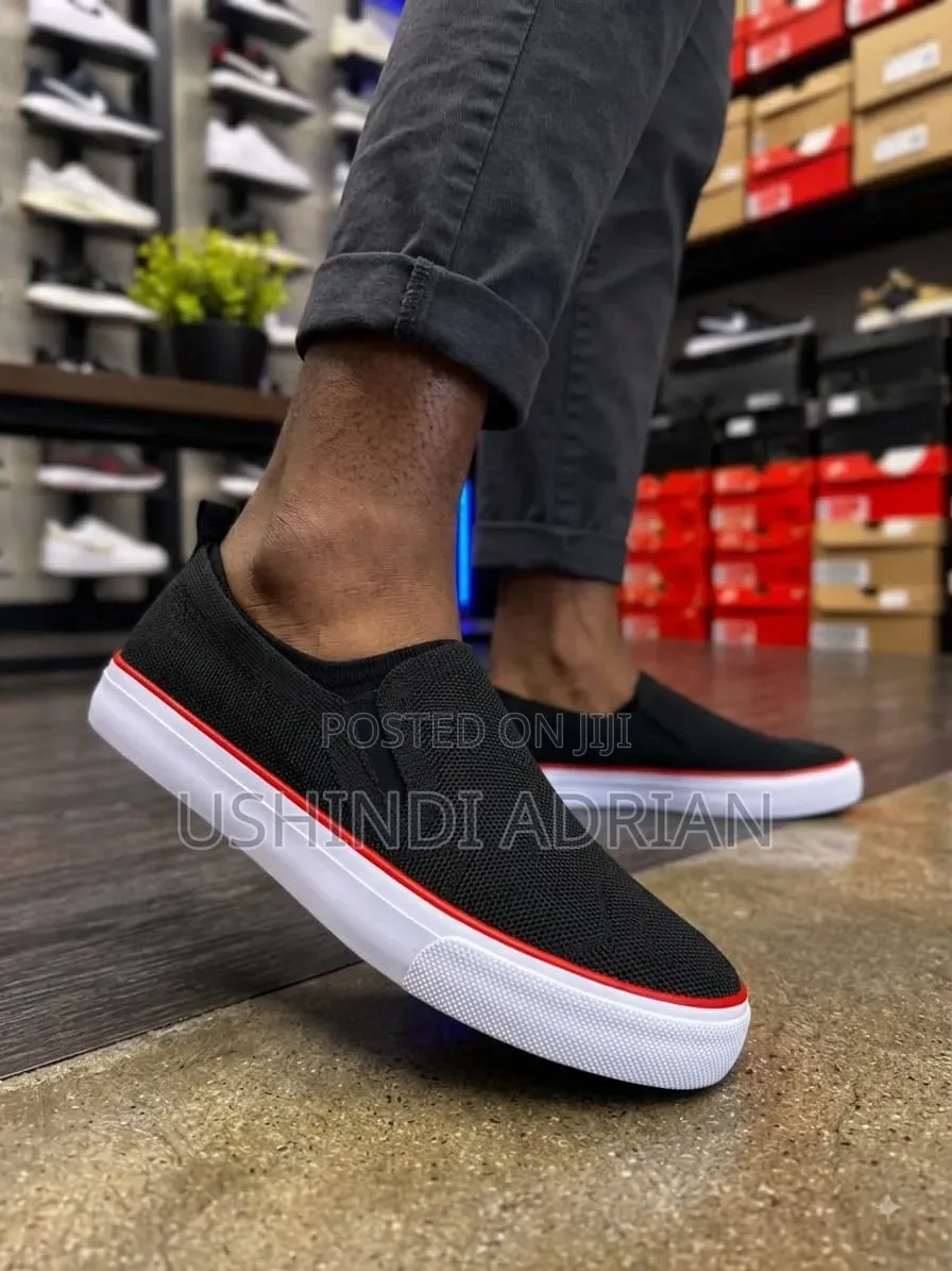Simple Shoes
Size: 40/41/42/43/44/45
Bei:50,000/-Karibuni.