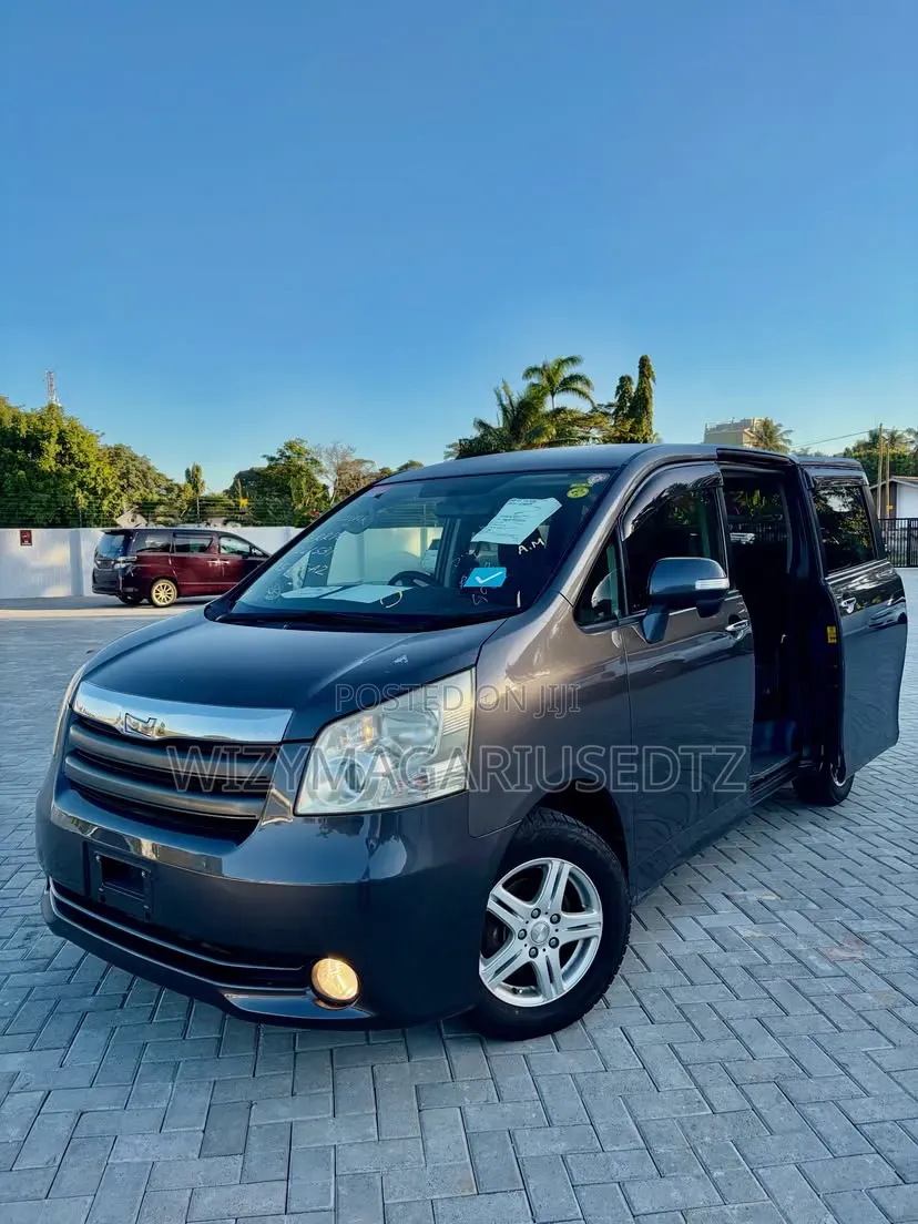 Toyota Noah 2009 Gray