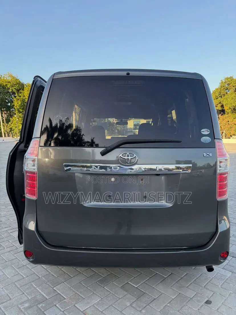 Toyota Noah 2009 Gray