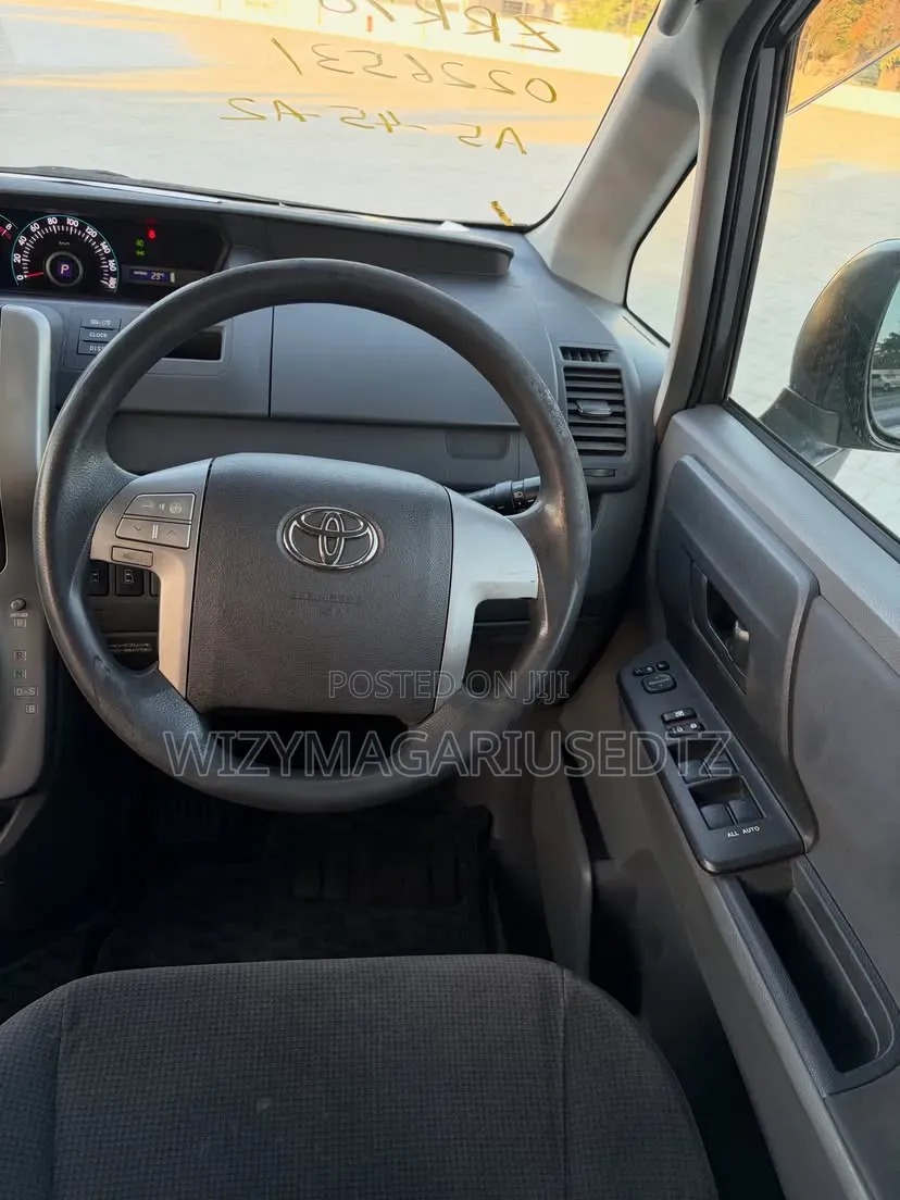 Toyota Noah 2009 Gray