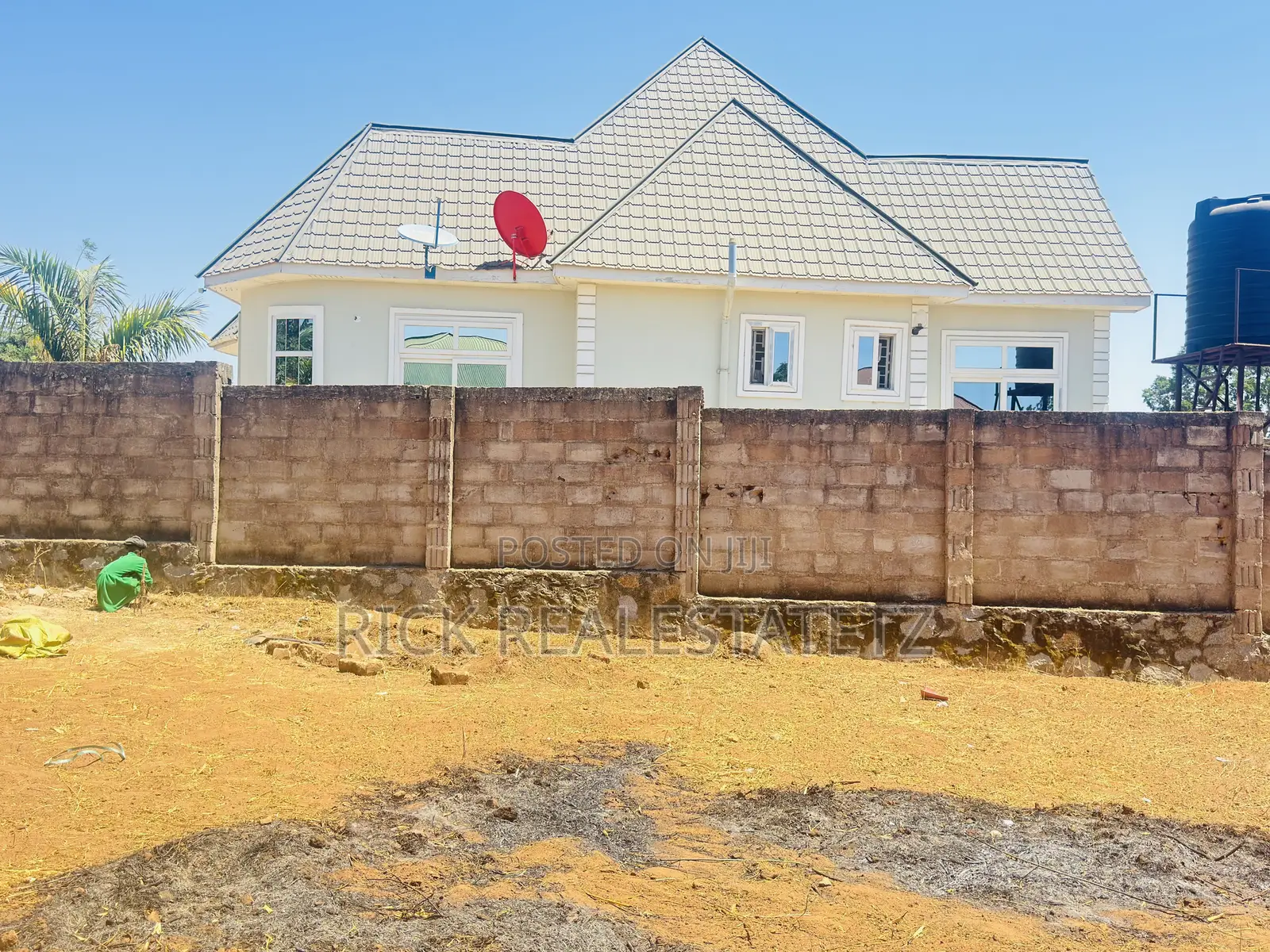 Kiwanja Cha Ukubwa Wa SQM 1,100 Chenye Fensi Kinauzwa Ibanda