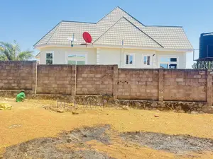 Kiwanja Cha Ukubwa Wa SQM 1,100 Chenye Fensi Kinauzwa Ibanda