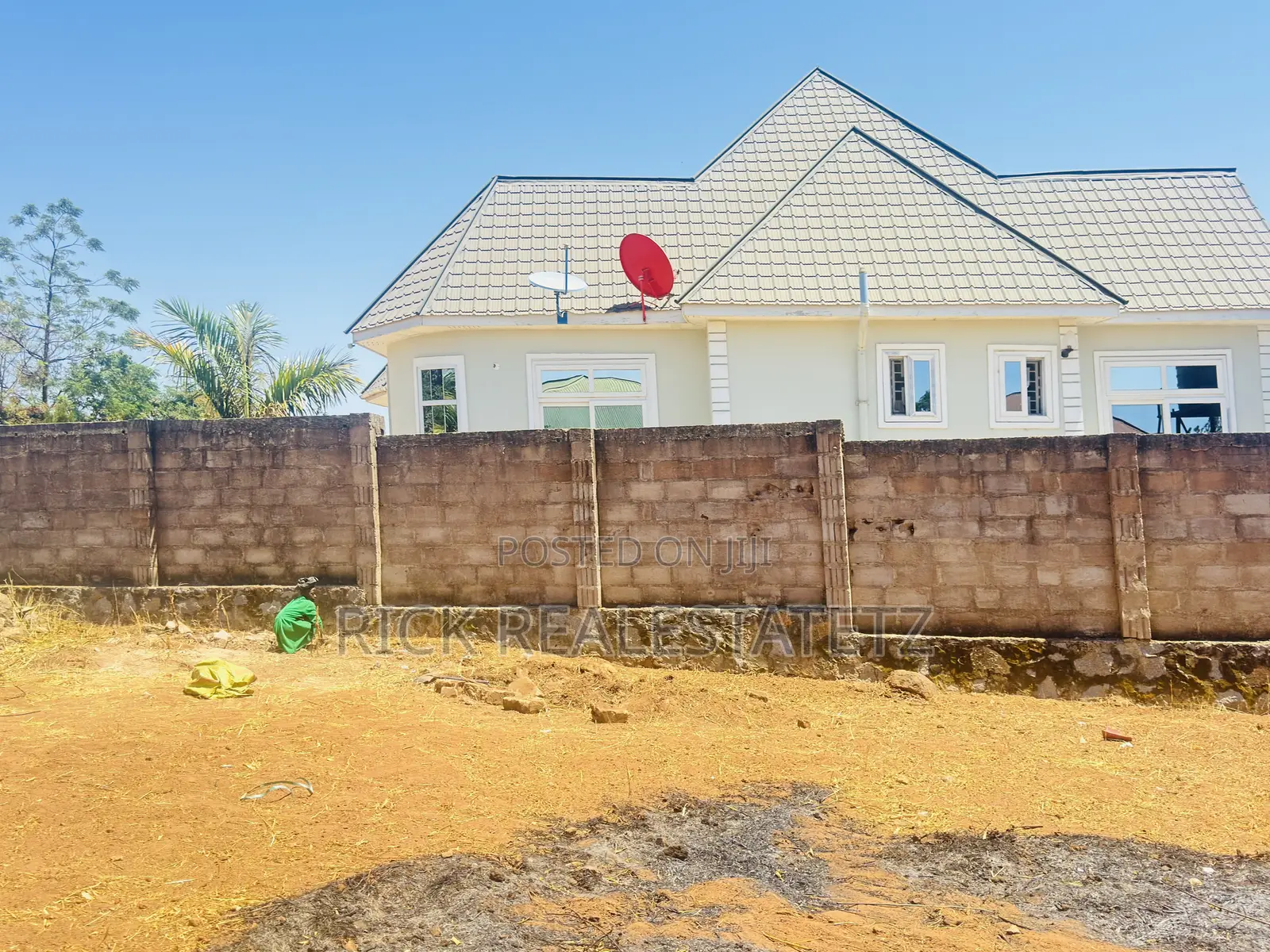 Kiwanja Cha Ukubwa Wa SQM 1,100 Chenye Fensi Kinauzwa Ibanda