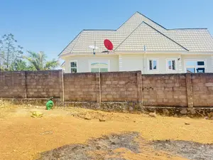 Kiwanja Cha Ukubwa Wa SQM 1,100 Chenye Fensi Kinauzwa Ibanda