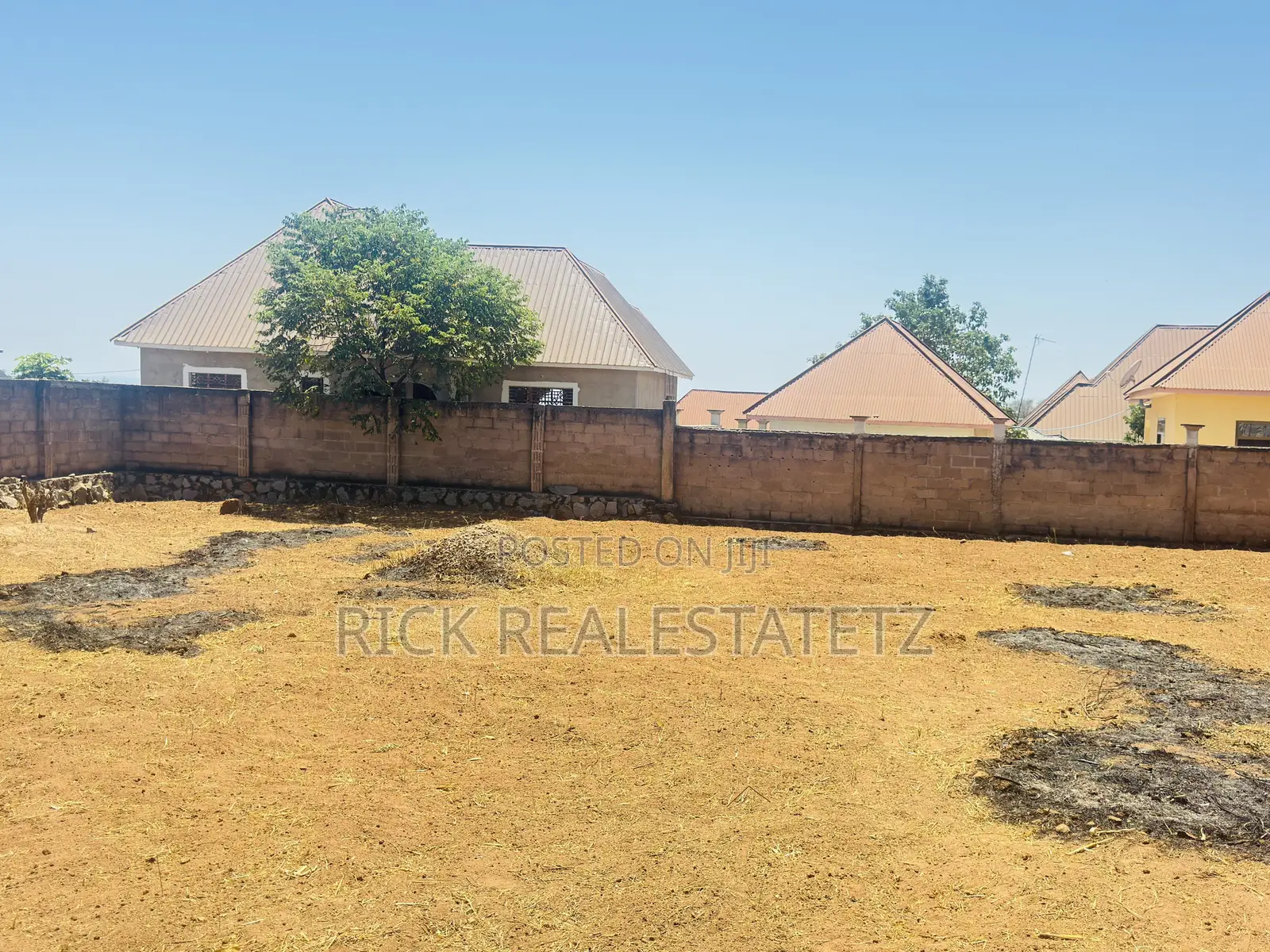 Kiwanja Cha Ukubwa Wa SQM 1,100 Chenye Fensi Kinauzwa Ibanda
