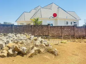 Kiwanja Cha Ukubwa Wa SQM 1,100 Chenye Fensi Kinauzwa Ibanda