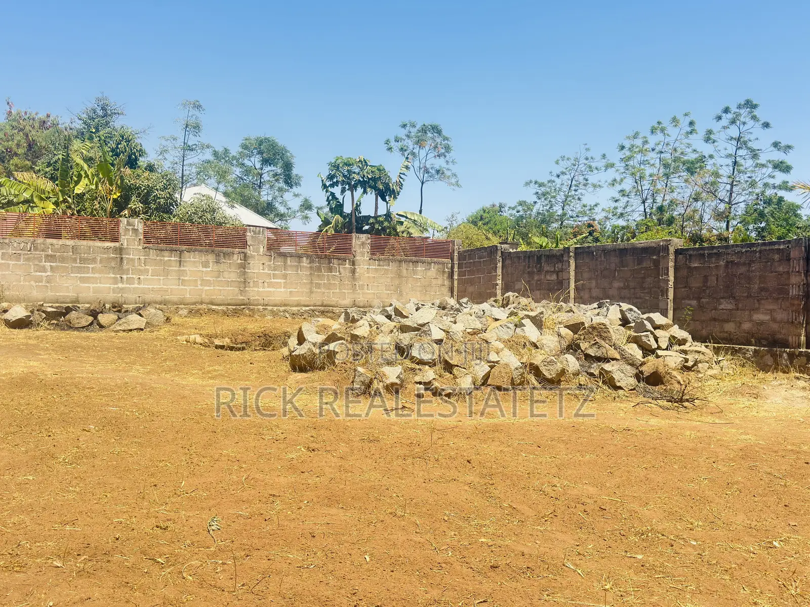 Kiwanja Cha Ukubwa Wa SQM 1,100 Chenye Fensi Kinauzwa Ibanda