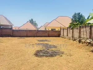 Kiwanja Cha Ukubwa Wa SQM 1,100 Chenye Fensi Kinauzwa Ibanda