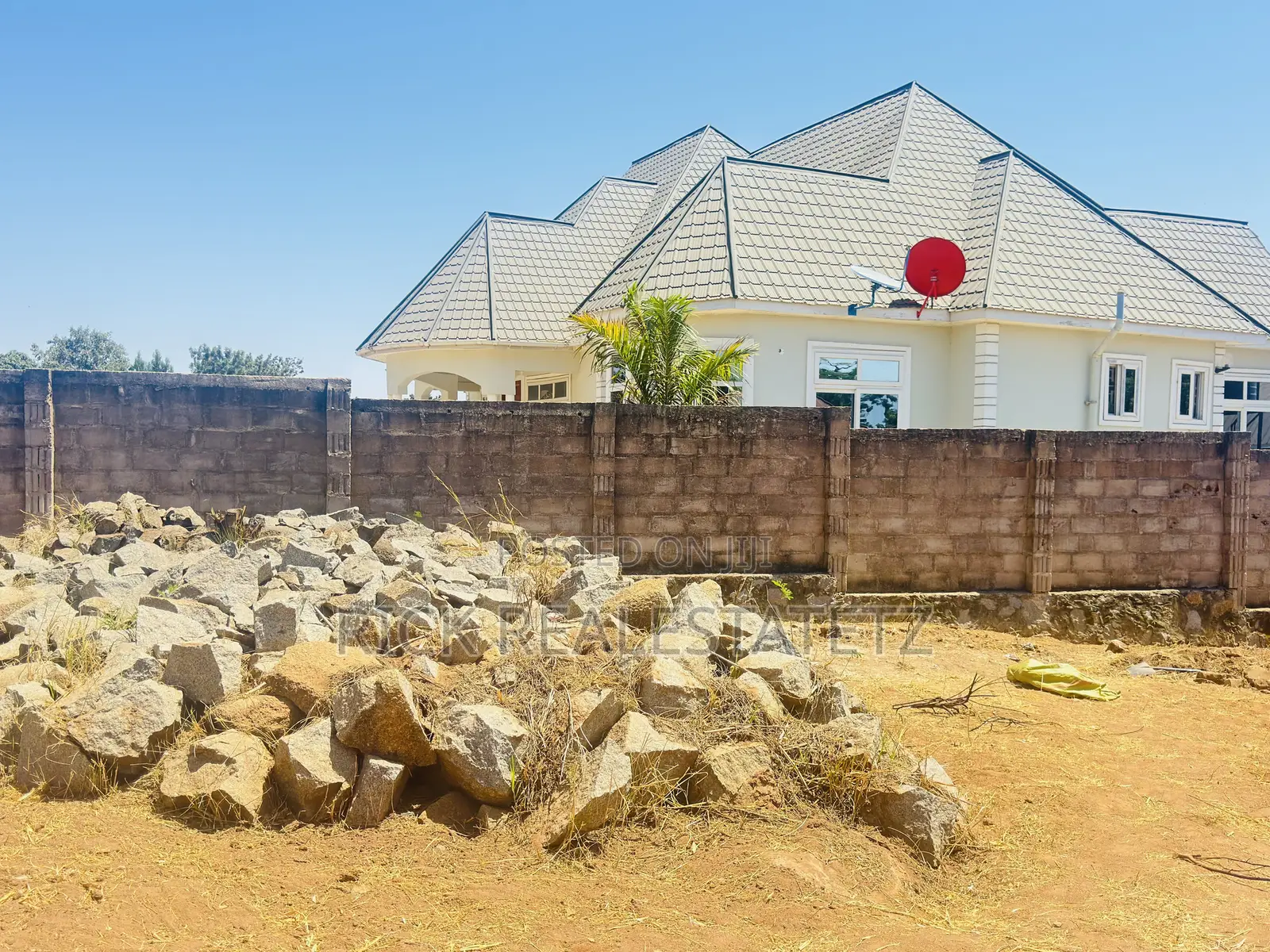 Kiwanja Cha Ukubwa Wa SQM 1,100 Chenye Fensi Kinauzwa Ibanda