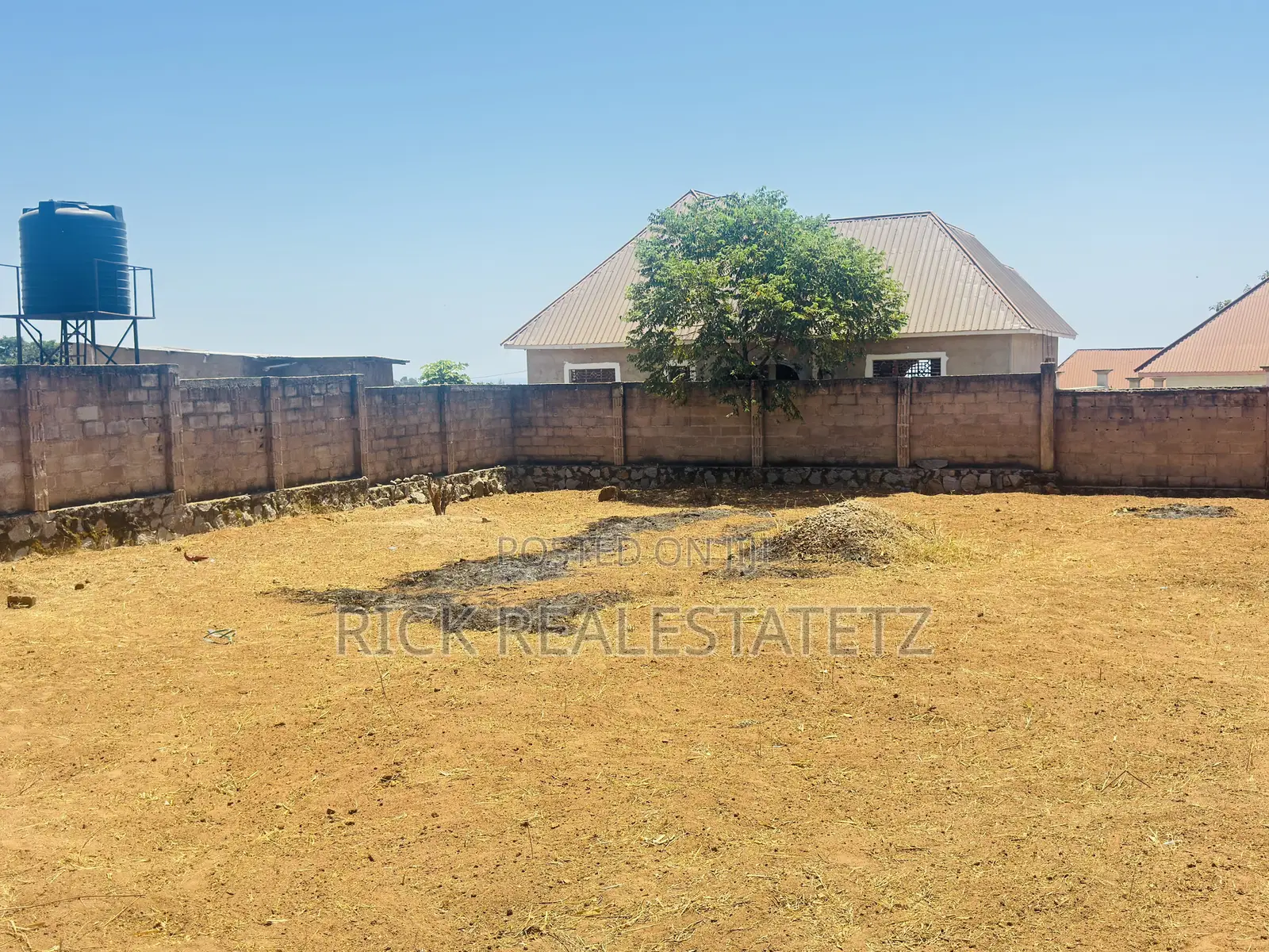 Kiwanja Cha Ukubwa Wa SQM 1,100 Chenye Fensi Kinauzwa Ibanda