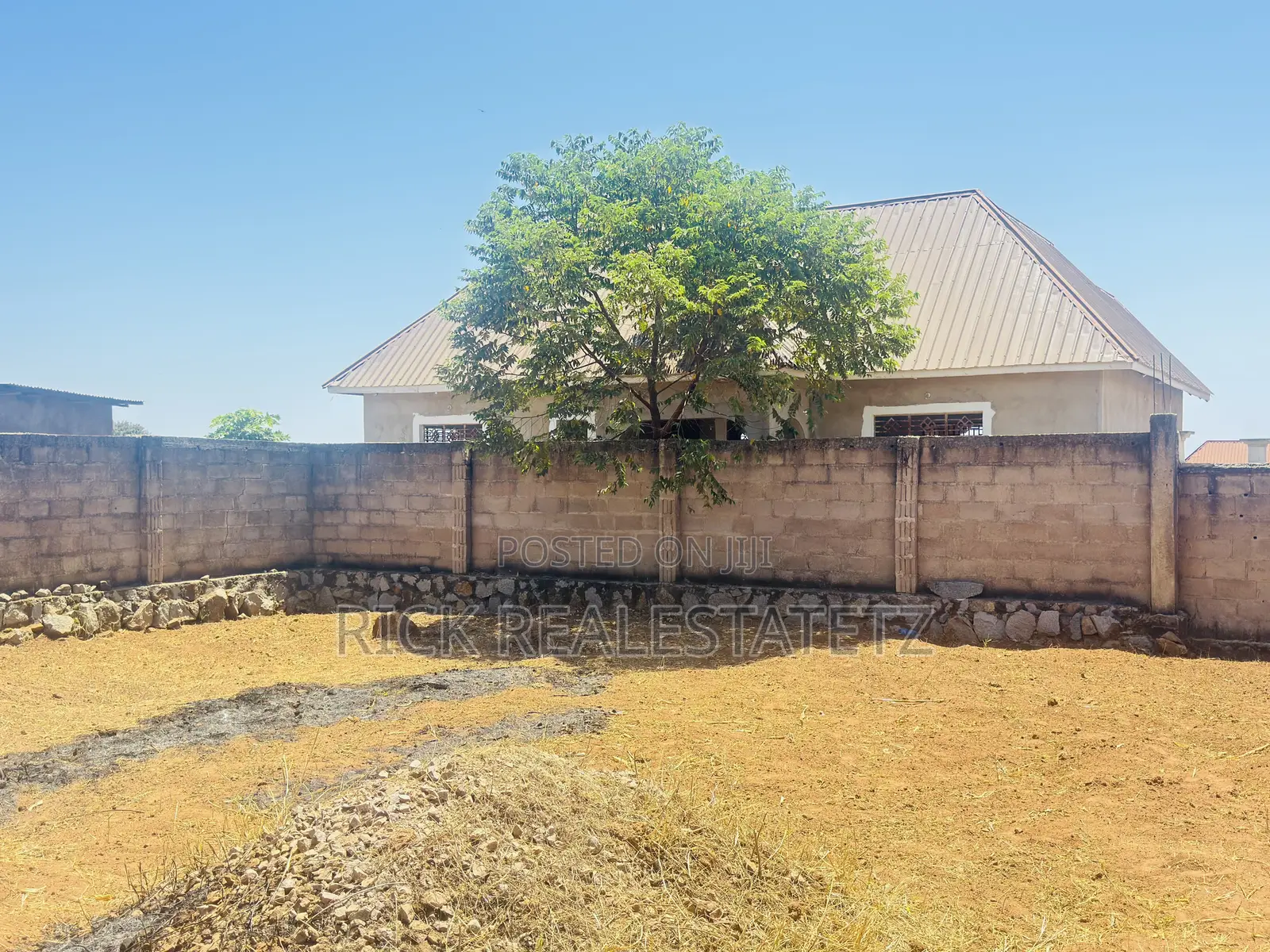 Kiwanja Cha Ukubwa Wa SQM 1,100 Chenye Fensi Kinauzwa Ibanda