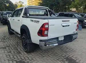 Toyota Hilux 2021 White