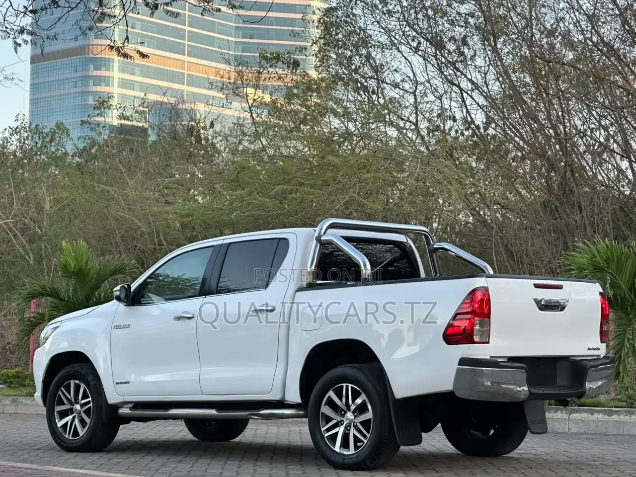 Toyota Hilux Revo Double Cab Deisel 2.4 AWD 2017 White