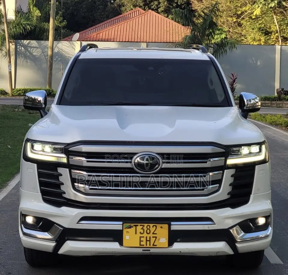 Toyota Land Cruiser LC300 2023 White