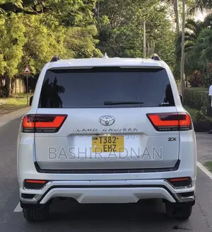 Toyota Land Cruiser LC300 2023 White