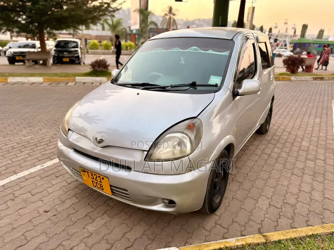Toyota Fun Cargo 2002 Silver