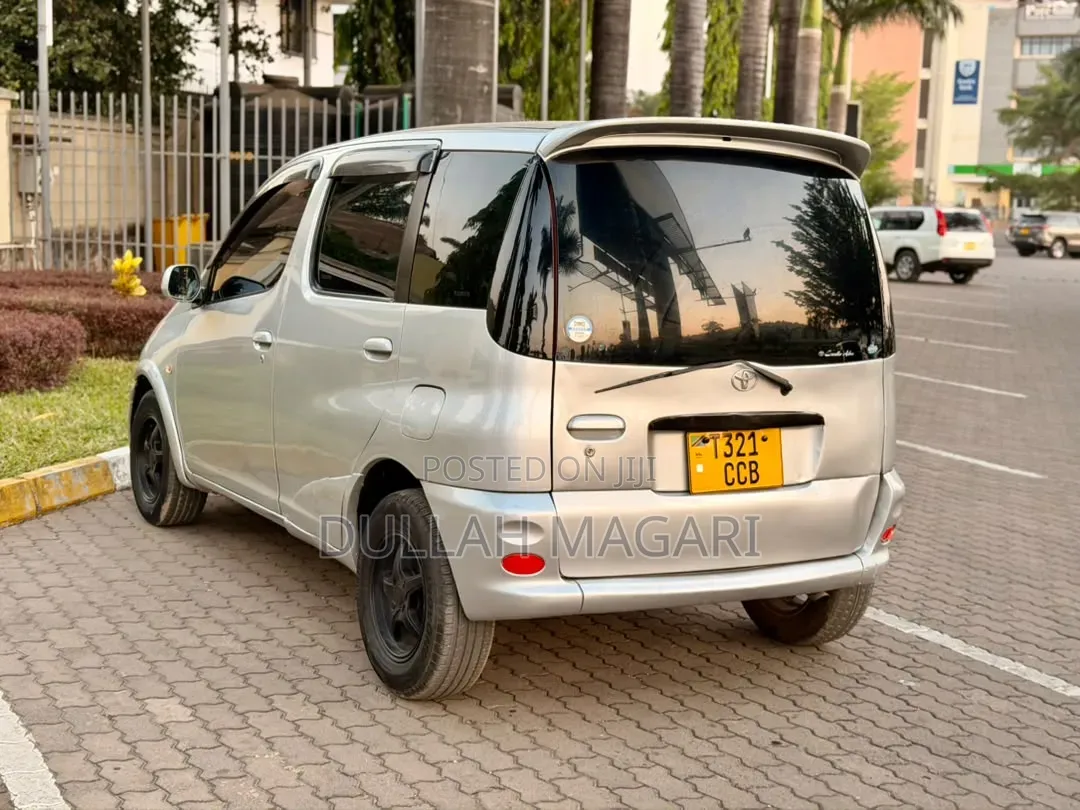 Toyota Fun Cargo 2002 Silver