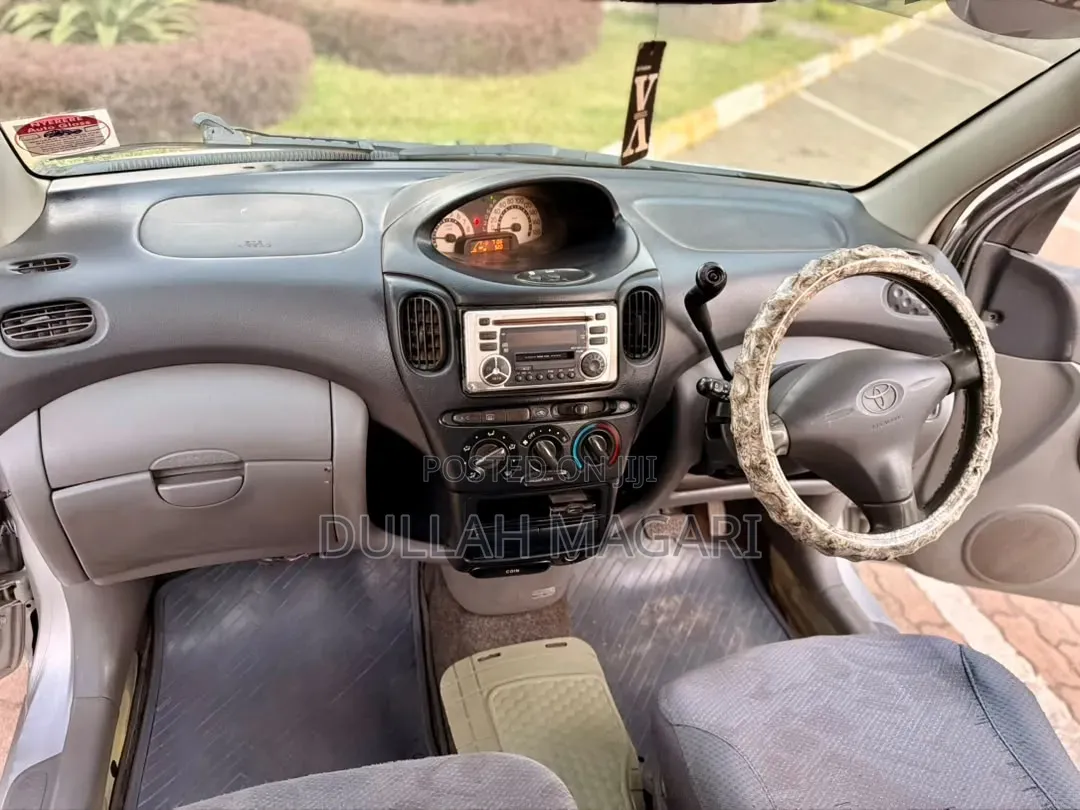 Toyota Fun Cargo 2002 Silver