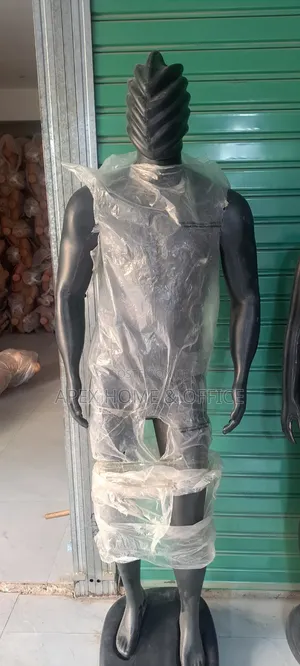 Madoli Ya Kutangazia Nguo Dukani