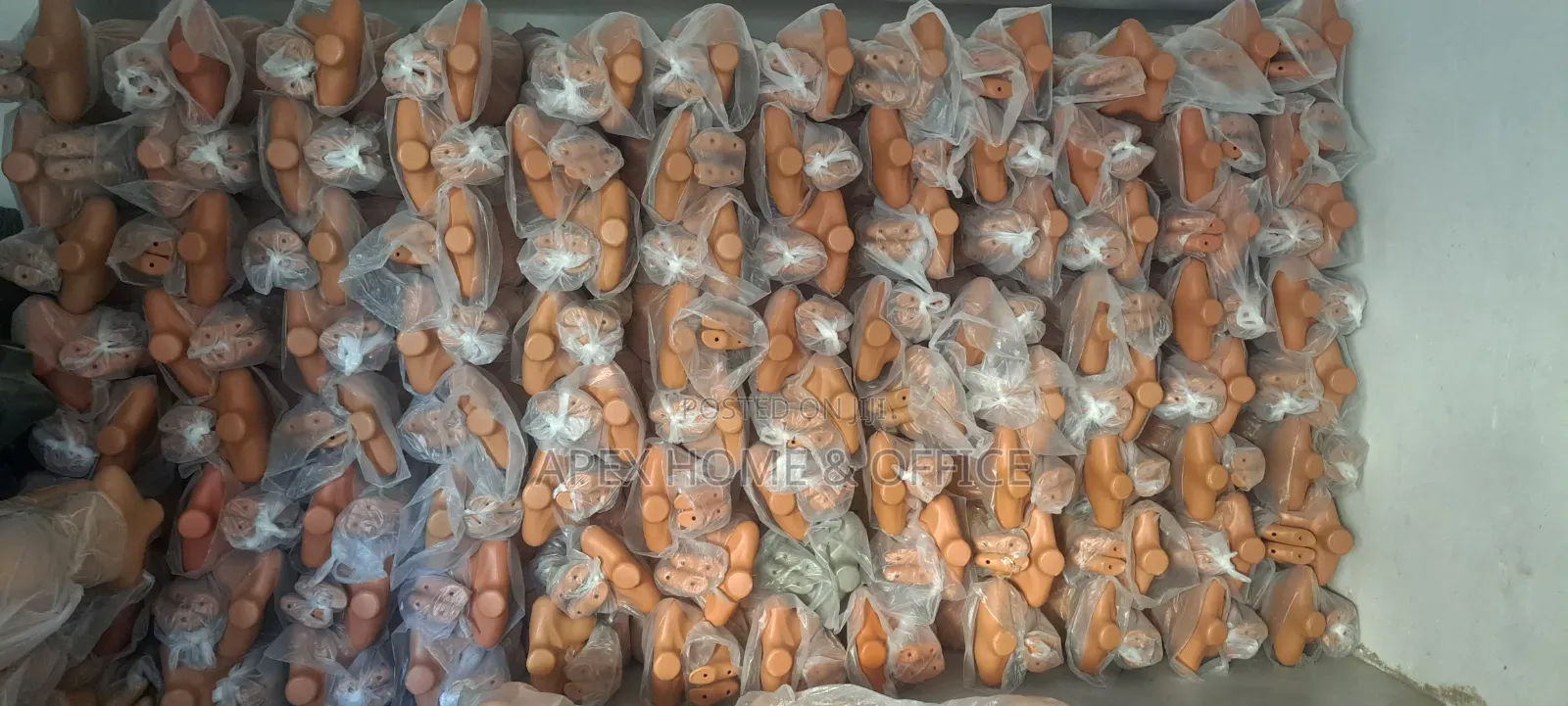 Madoli Ya Kutangazia Nguo Dukani