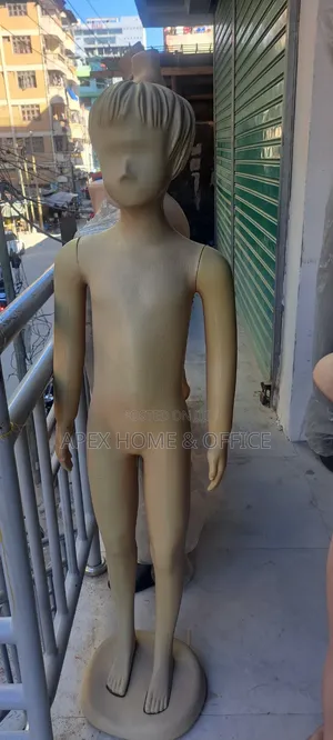 Madoli Ya Kutangazia Nguo Dukani
