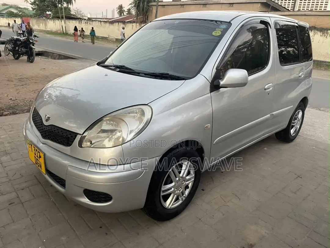 Toyota Fun Cargo 2005 Silver