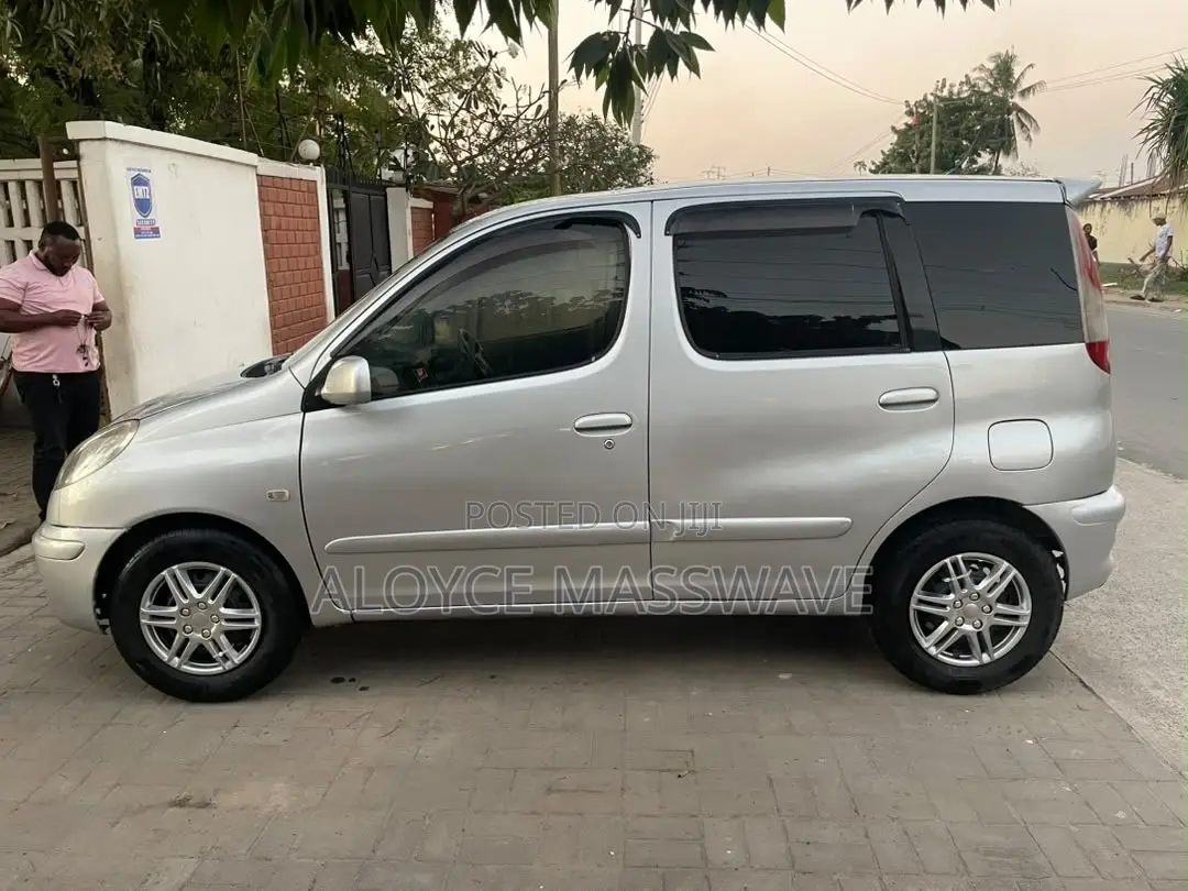 Toyota Fun Cargo 2005 Silver