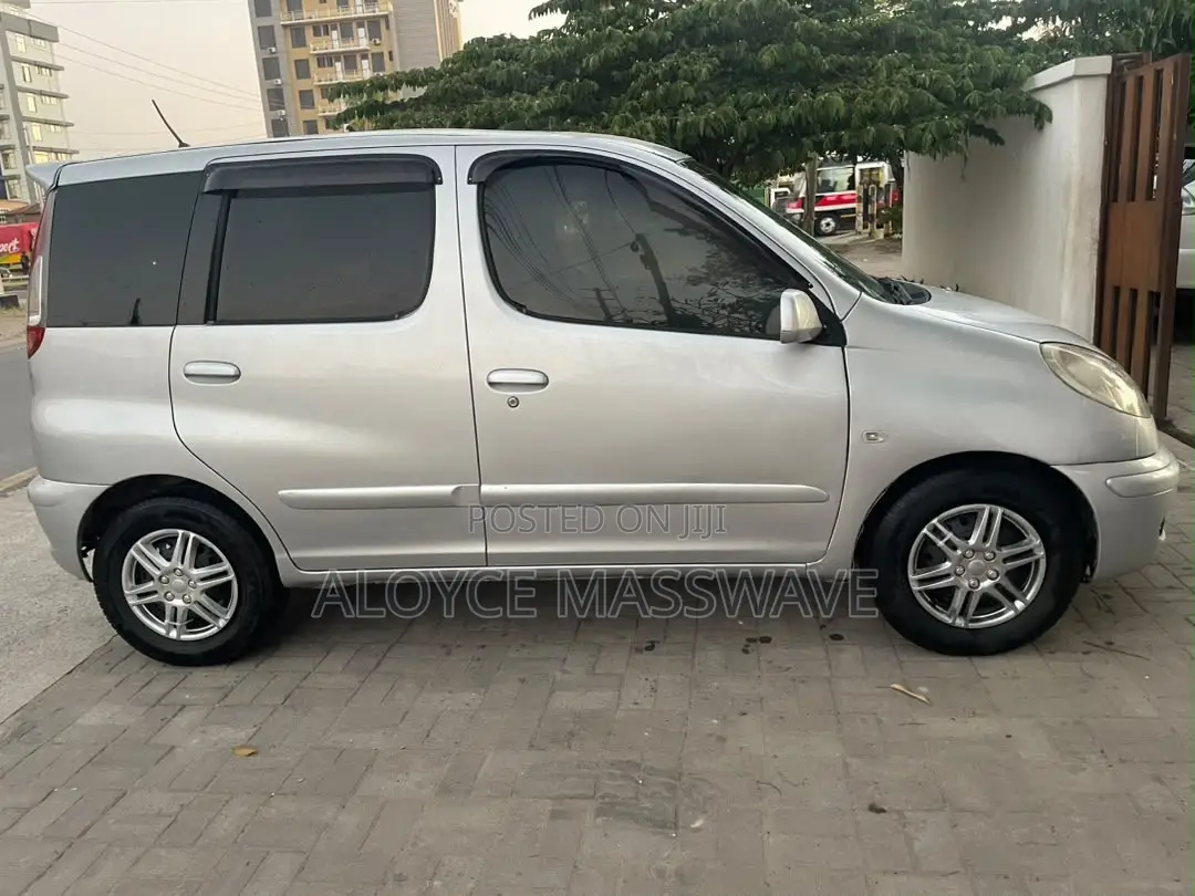 Toyota Fun Cargo 2005 Silver