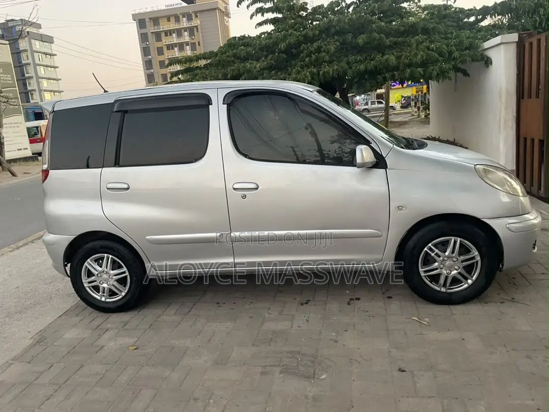Toyota Fun Cargo 2005 Silver