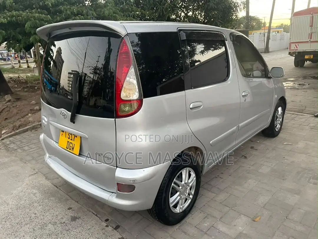 Toyota Fun Cargo 2005 Silver