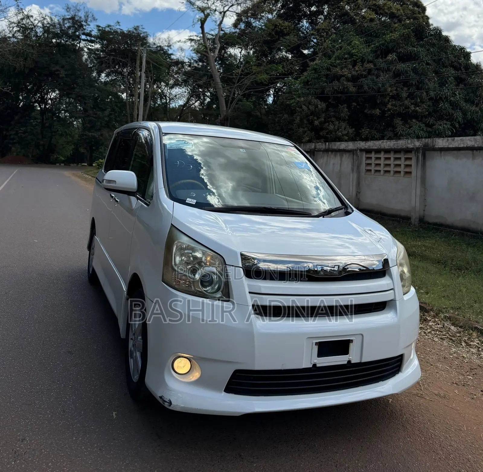 Toyota Noah 2.0 143hp FWD (8 Seater) 2008 White