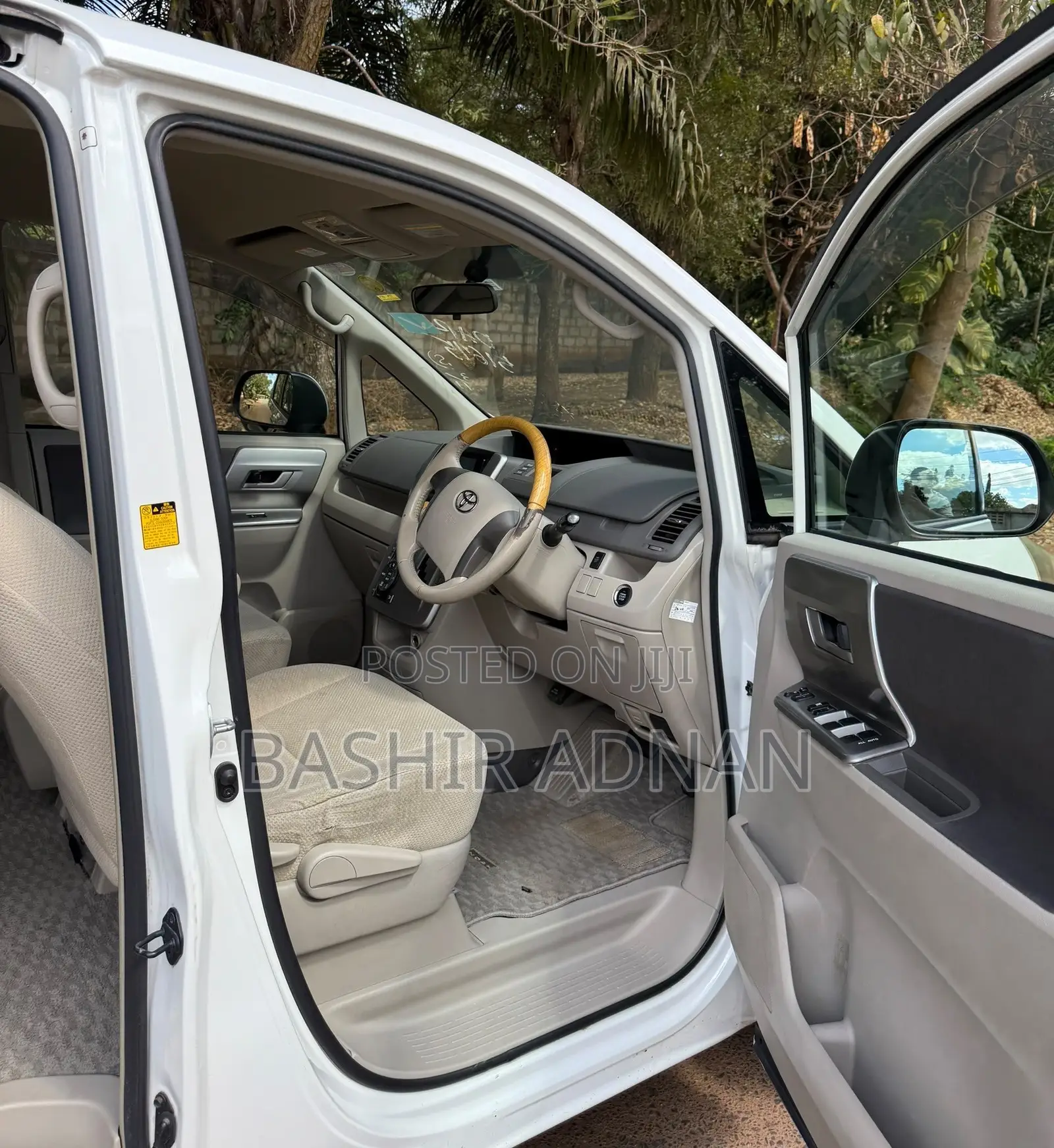 Toyota Noah 2.0 143hp FWD (8 Seater) 2008 White