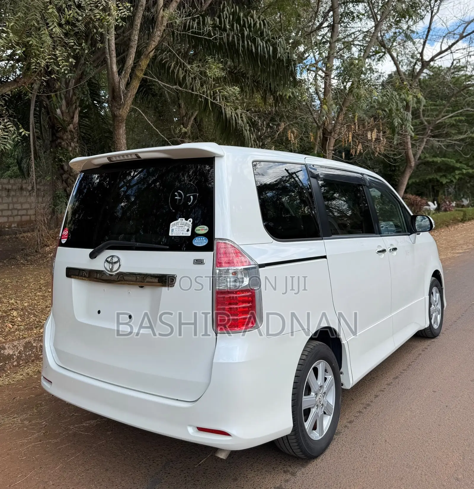 Toyota Noah 2.0 143hp FWD (8 Seater) 2008 White